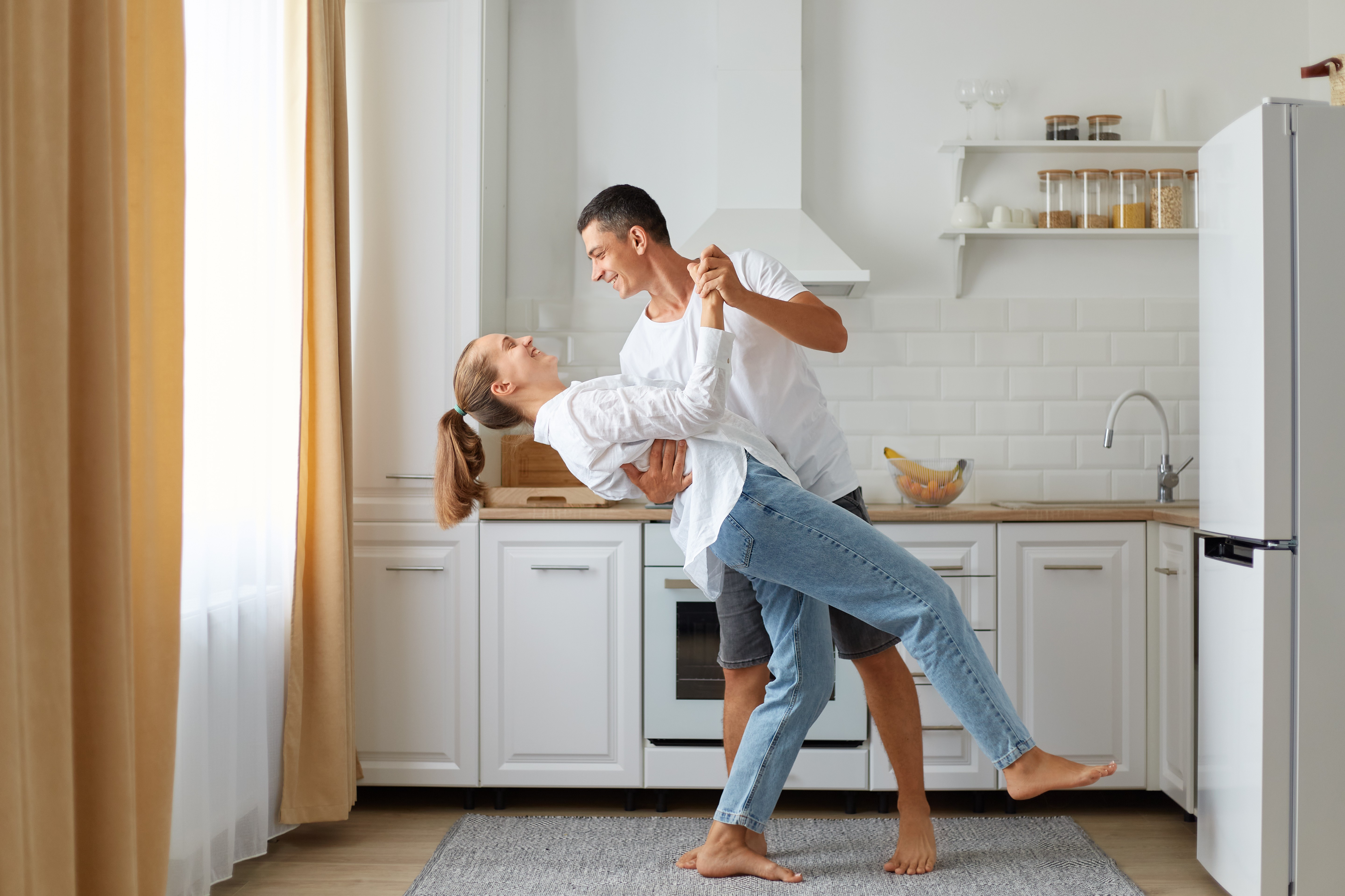 Заниматься с мужем на кухне. Пара танцует на кухне. Муж жена танцуют на кухне. Танец на кухне муж жена и. Счастливая пара на кухне.